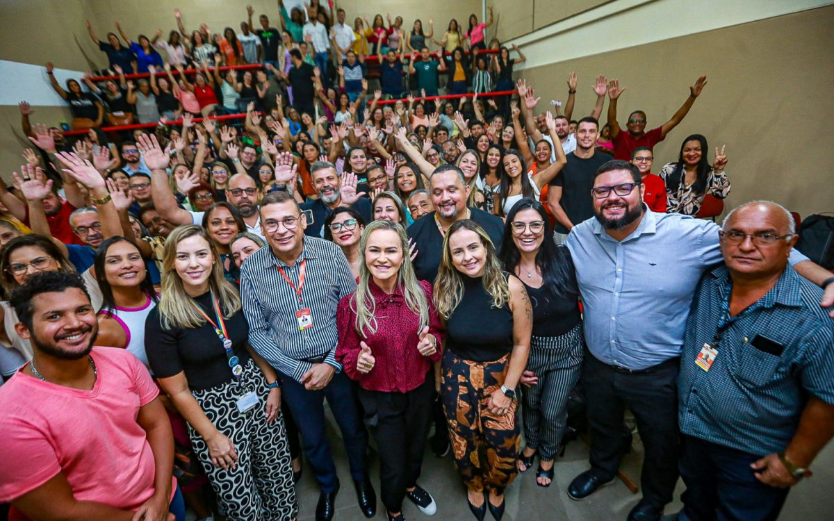 Ao final do evento, a primeira-dama e deputada federal Daniela do Waguinho se confraternizou com os participantes do evento