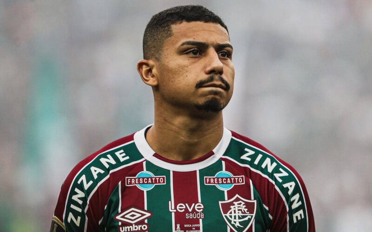 No Paraguai, André deixa estádio de muletas e preocupa Fluminense