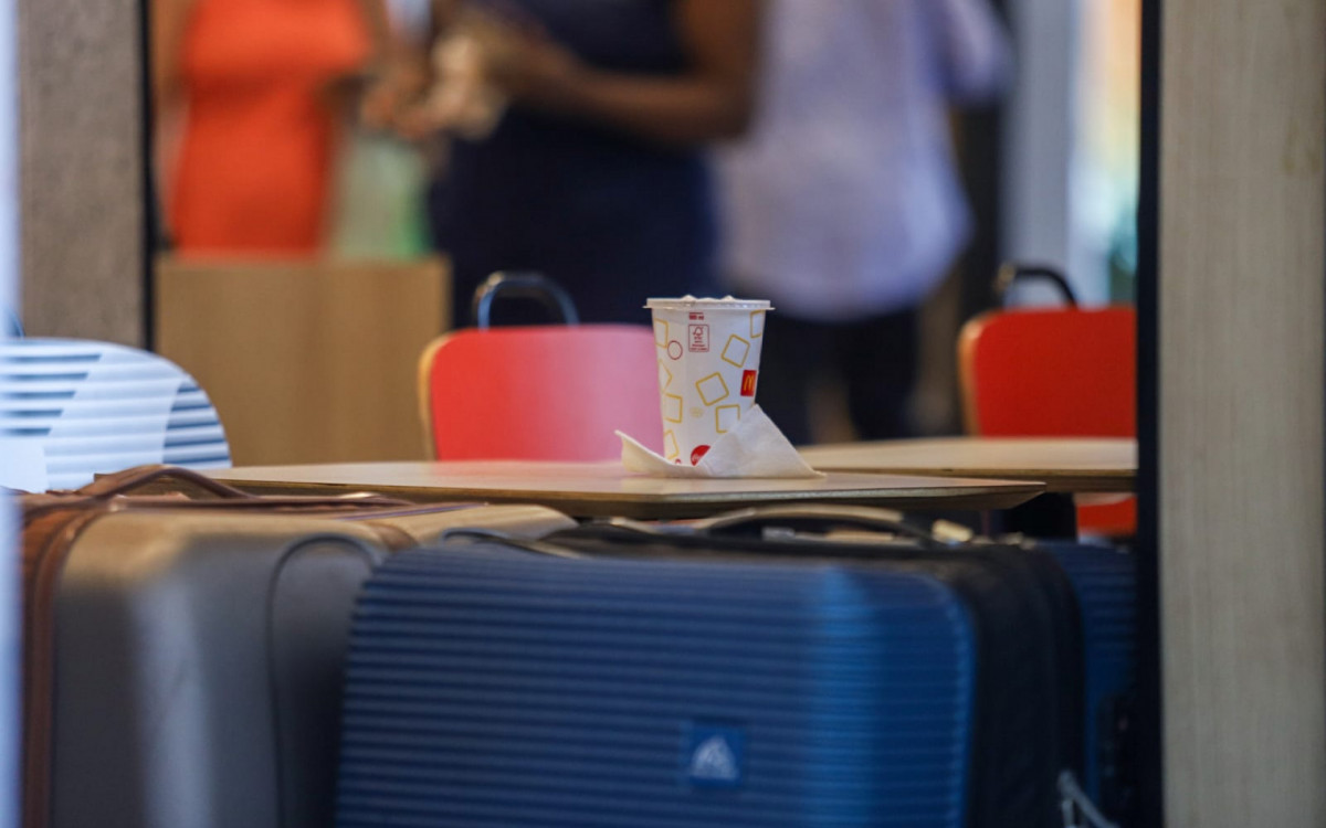 Mãe e filha fazem refeições na loja