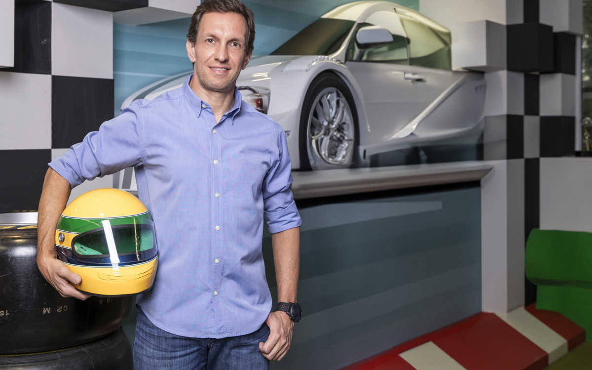 Ex-piloto de Fórmula 1, Luciano Burti vê Ayrton Senna como um herói