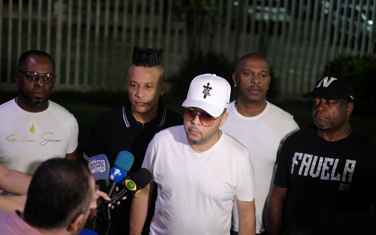 Na foto: de boné branco Andrezinho, vocalista do grupo acompanhado do resto dos integrantes. Fotos: Pedr