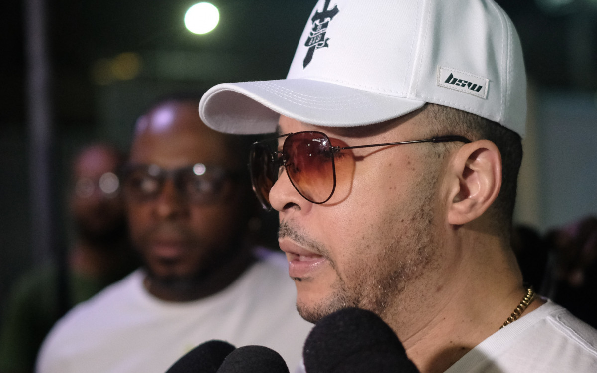 Na foto: de boné branco Andrezinho, vocalista do grupo acompanhado do resto dos integrantes. Fotos: Pedr