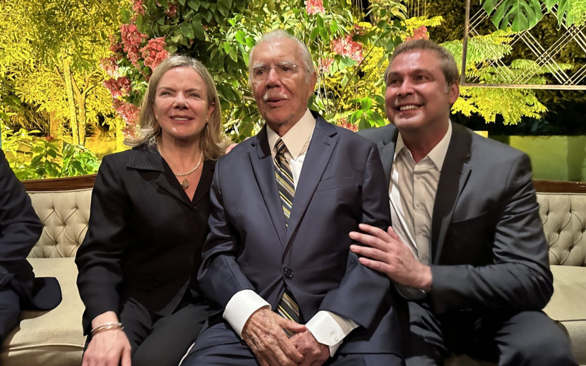 Presidente nacional do PT, Gleisei Hoffman, o deputado Lindbergh Farias e Sarney - Reprodução: redes sociais