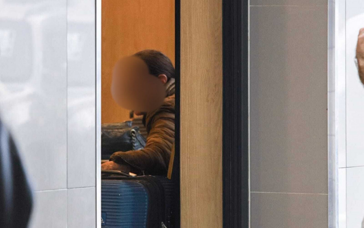 Susane sentada à mesa do McDonald\'s