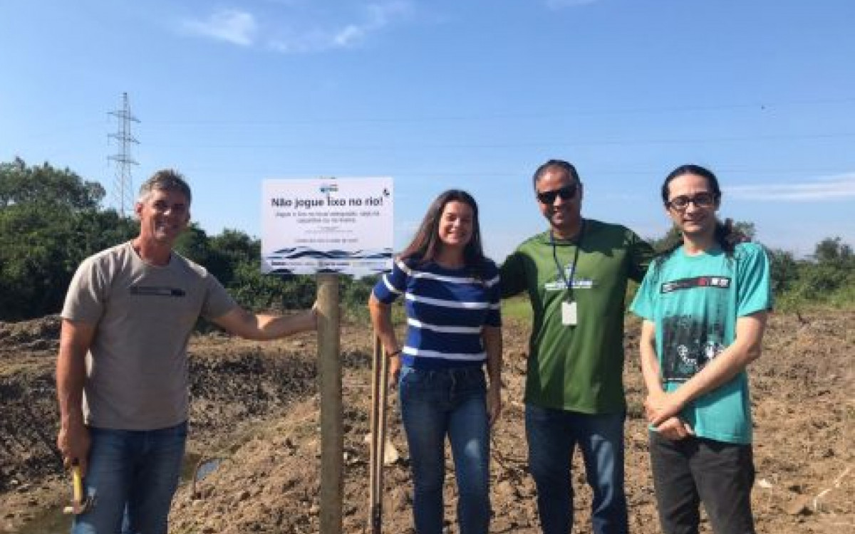 A secretaria municipal de Meio Ambiente e Pesca instalou placas de conscientização para prevenir o descarte irregular de lixo no local
