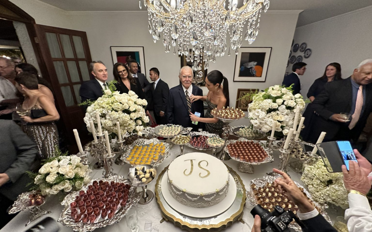José Sarney e sua neta na mesa do bolo do seu aniversário - Reprodução: redes sociais