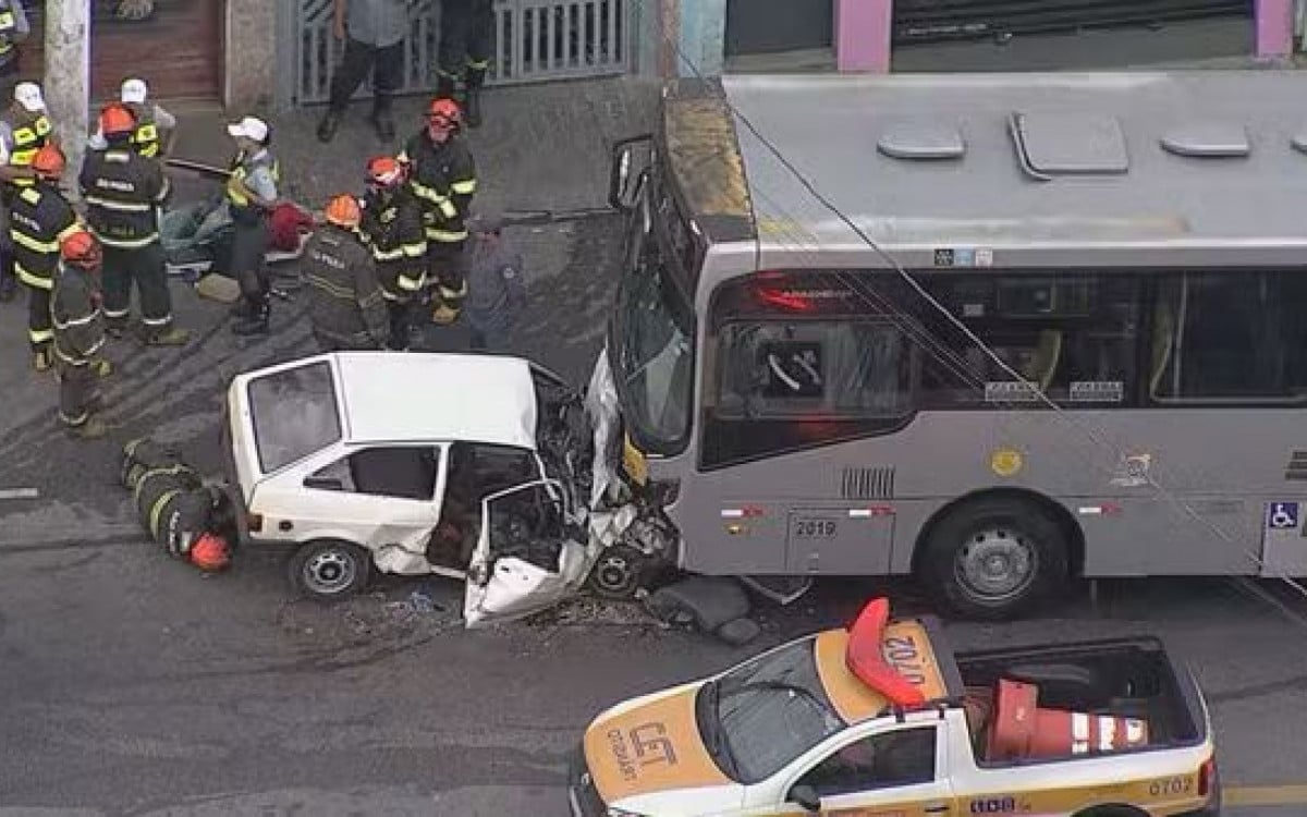 Acidente entre carro e ônibus na região de Guaianases, Zona Leste de SP