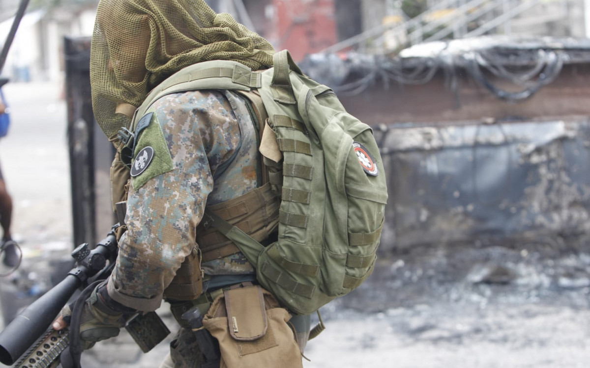 Agentes do Batalhão de Operações Policiais Especiais (Bope) retiram uma barricada na Rua Canitar
