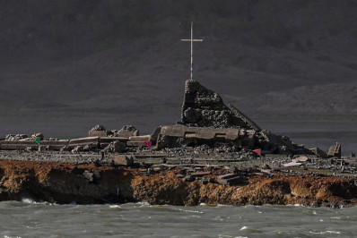 Seca nas Filipinas faz cidade submersa ressurgir
