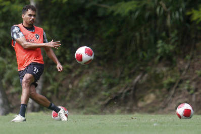Eduardo se aproxima de vice-artilharia do Botafogo e ganha moral após final ruim em 2023