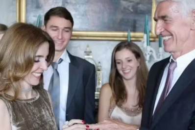 Viúva, Deborah Evelyn faz homenagem a marido morto e famosos cometem gafe