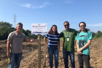 São Pedro da Aldeia instala placas de sinalização contra descarte de lixo nos rios