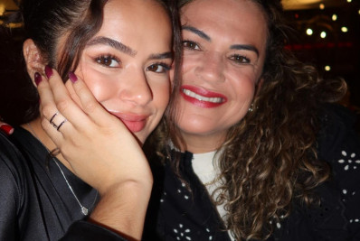 Maisa viaja até a Espanha e faz surpresa de aniversário para mãe