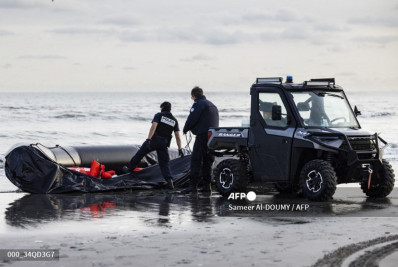 Entre lágrimas e raiva, migrantes tentam chegar ao Reino Unido a partir de praia francesa