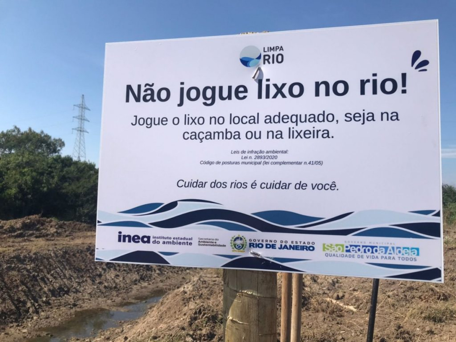 A secretaria municipal de Meio Ambiente e Pesca instalou placas de conscientização para prevenir o descarte irregular de lixo no local  - Divulgação 