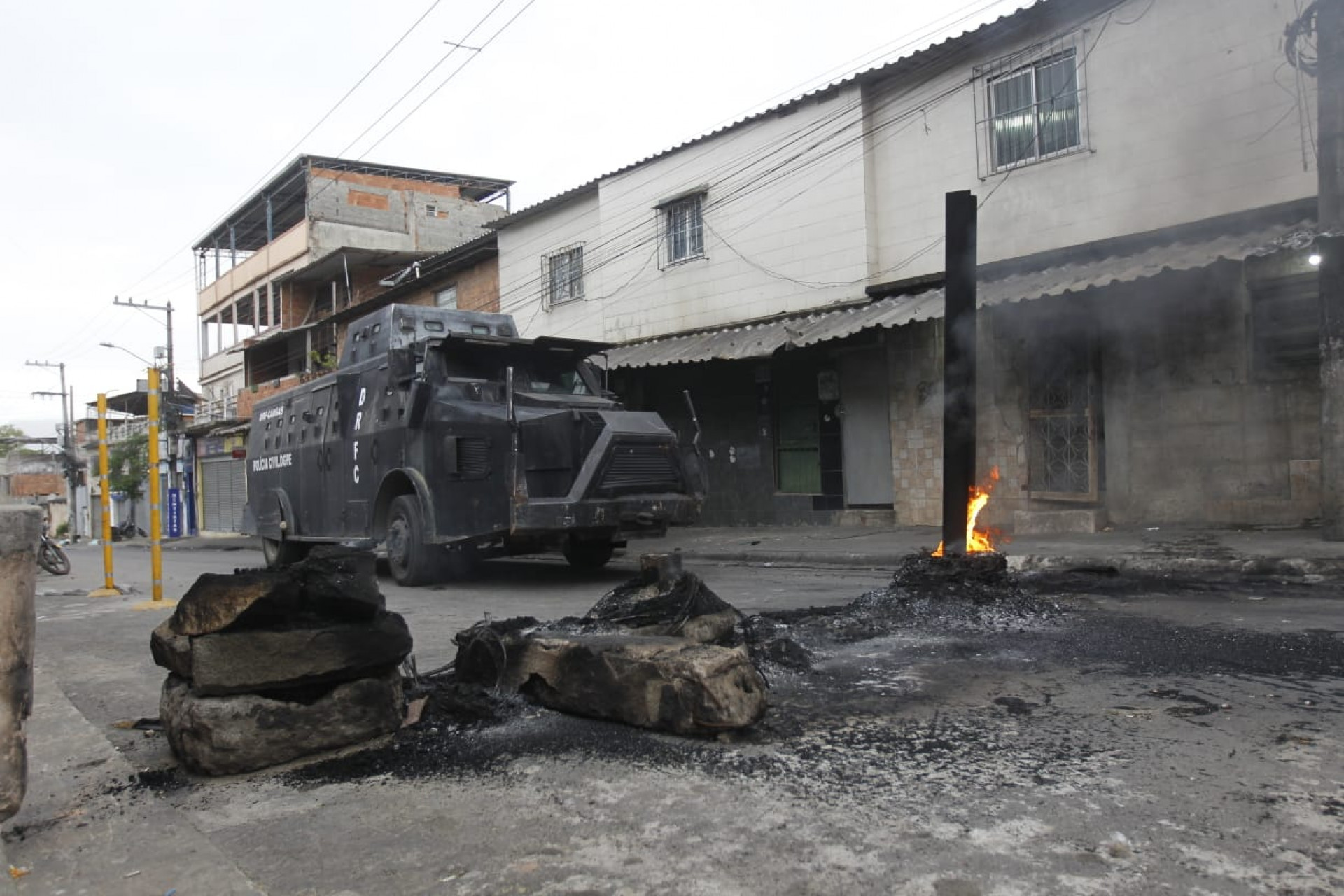 Criminosos colocaram fogo em barricadas na Rua Ant&ocirc;nio Austreg&eacute;silo, um dos acessos &agrave; comunidade da Fazendinha - Reginaldo Pimenta / Ag&ecirc;ncia O Dia