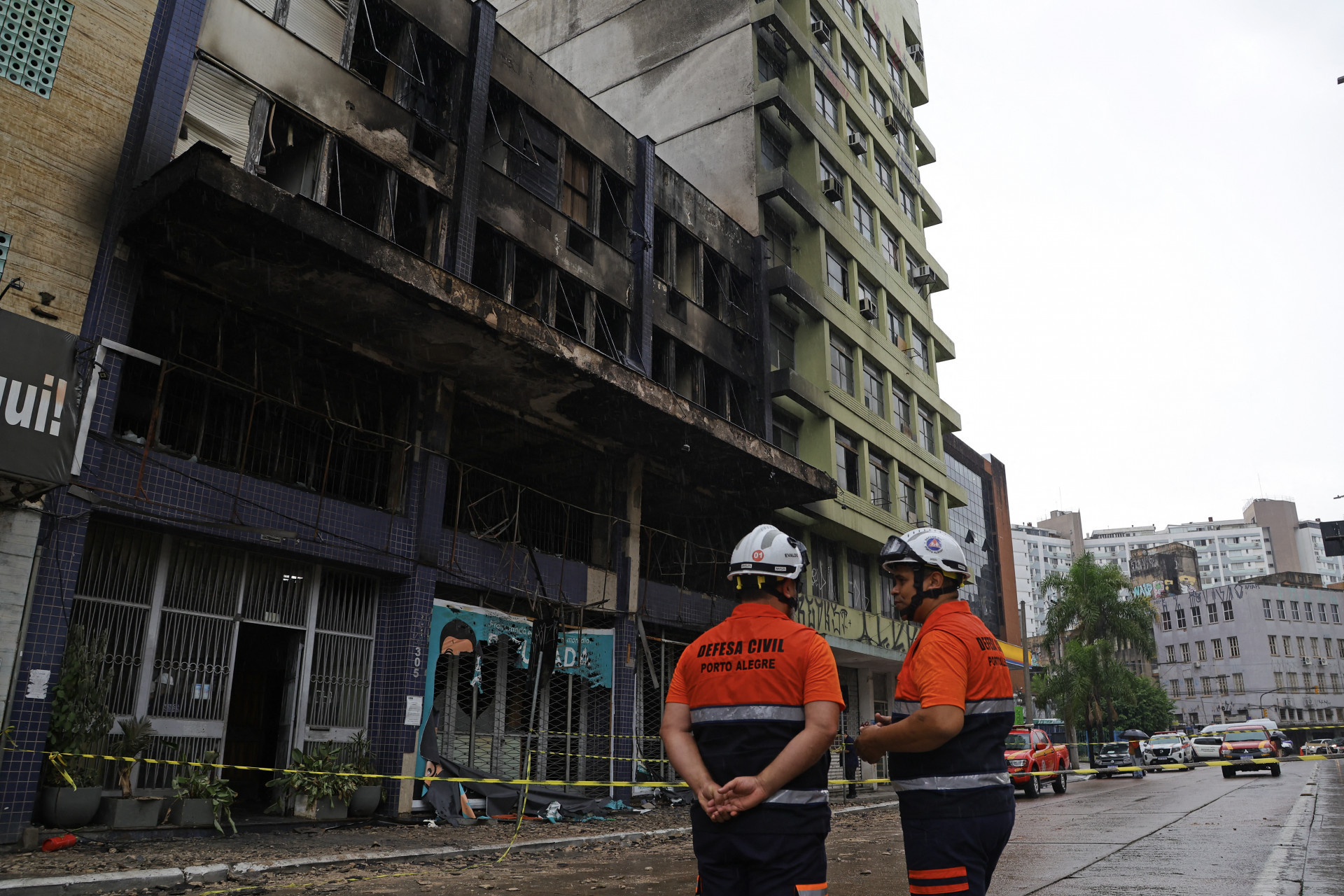 Pousada após incêndio em Porto Alegre na sexta-feira (26) - Silvio Avila / AFP