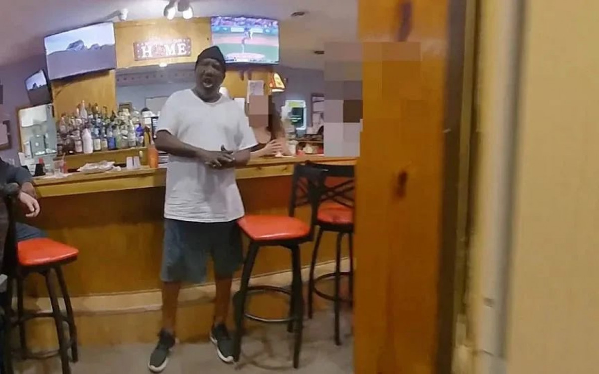 Frank Tyson durante discussão com policias em bar de veteranos no dia 18 de abril