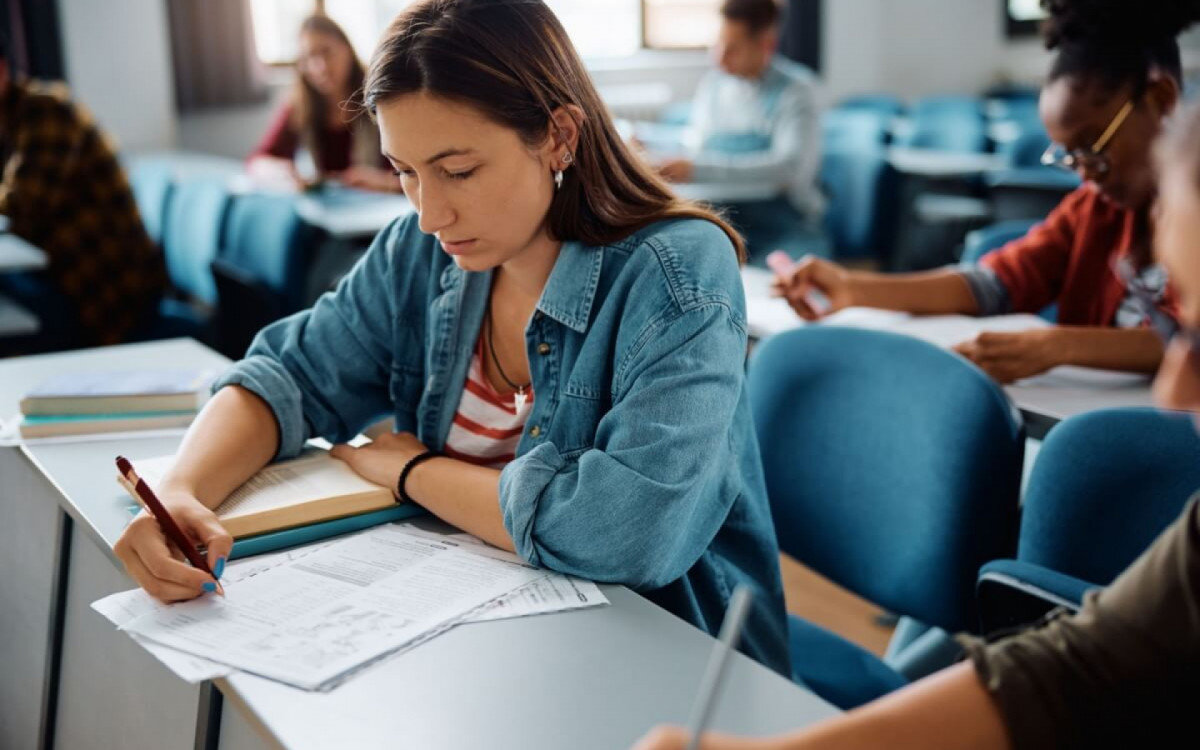 Os simulados s&atilde;o &oacute;timas ferramentas para se preparar para o Enem (Imagem: Drazen Zigic | Shutterstock)