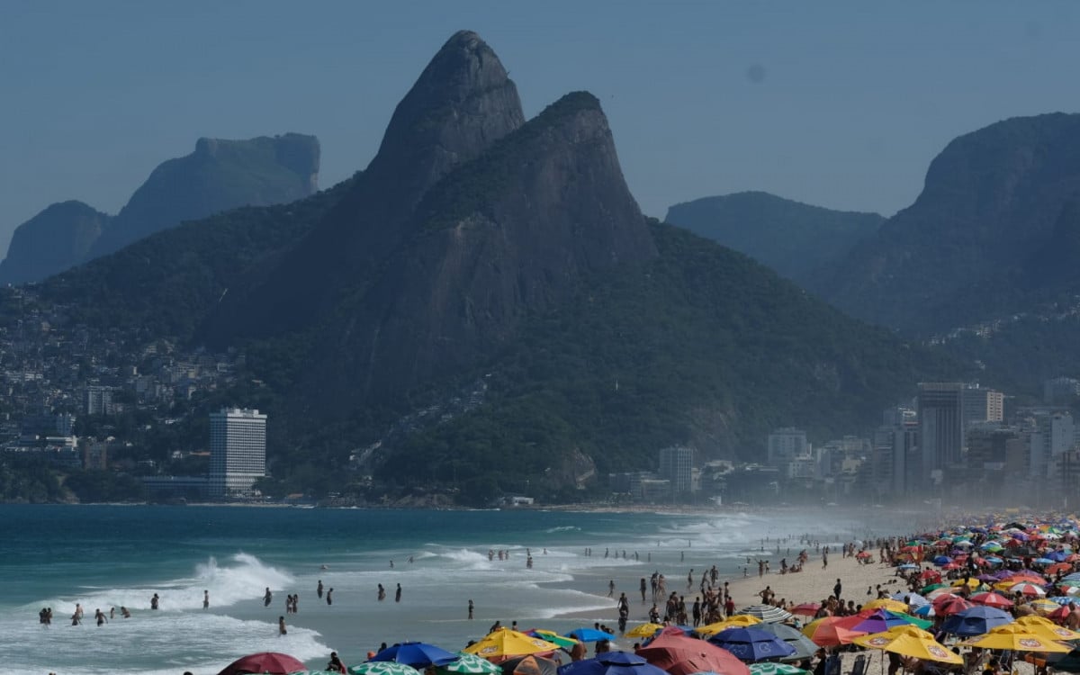 Calor deve permanecer mais do que o esperado. Na imagem, a Praia do Leblon, na Zona Sul do Rio
