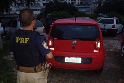 PRF apreende em Teresópolis carro com motor roubado em Nilópolis