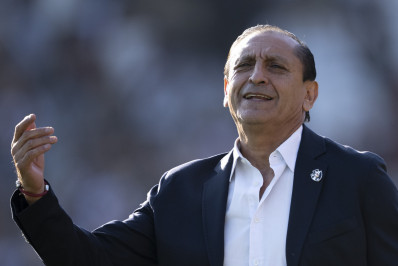 Vasco perde processo movido por técnico Ramón Díaz na Fifa por demissão
