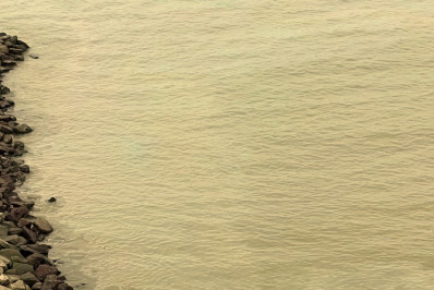 Mancha de óleo preocupa moradores na Praia da Imbetiba, em Macaé