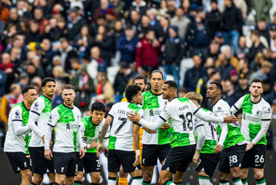 Com Salah e Klopp discutindo, Liverpool tropeça e se complica no Inglês