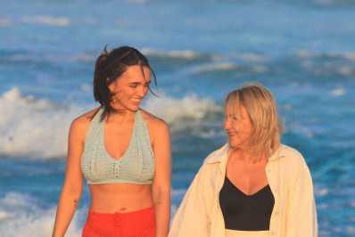 Rafa Kalimann e mais famosos curtem praia no Rio