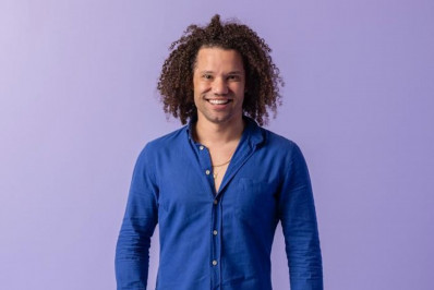 Ex-BBB Maycon exibe resultado de harmonização nos glúteos em ensaio nu