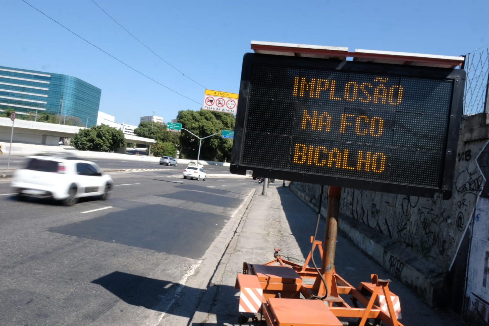 Aviso da Prefeitura sobre implosão do antigo prédio do Clube dos Portuários - Pedro Ivo / Agência O Dia