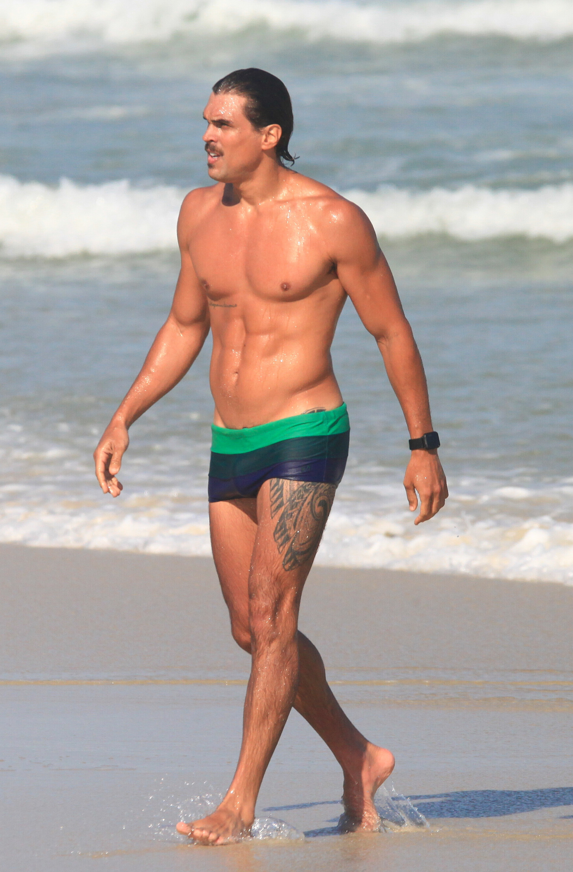 Felipe Roque curte praia no Rio - Fabrício Pioyani/ Agnews