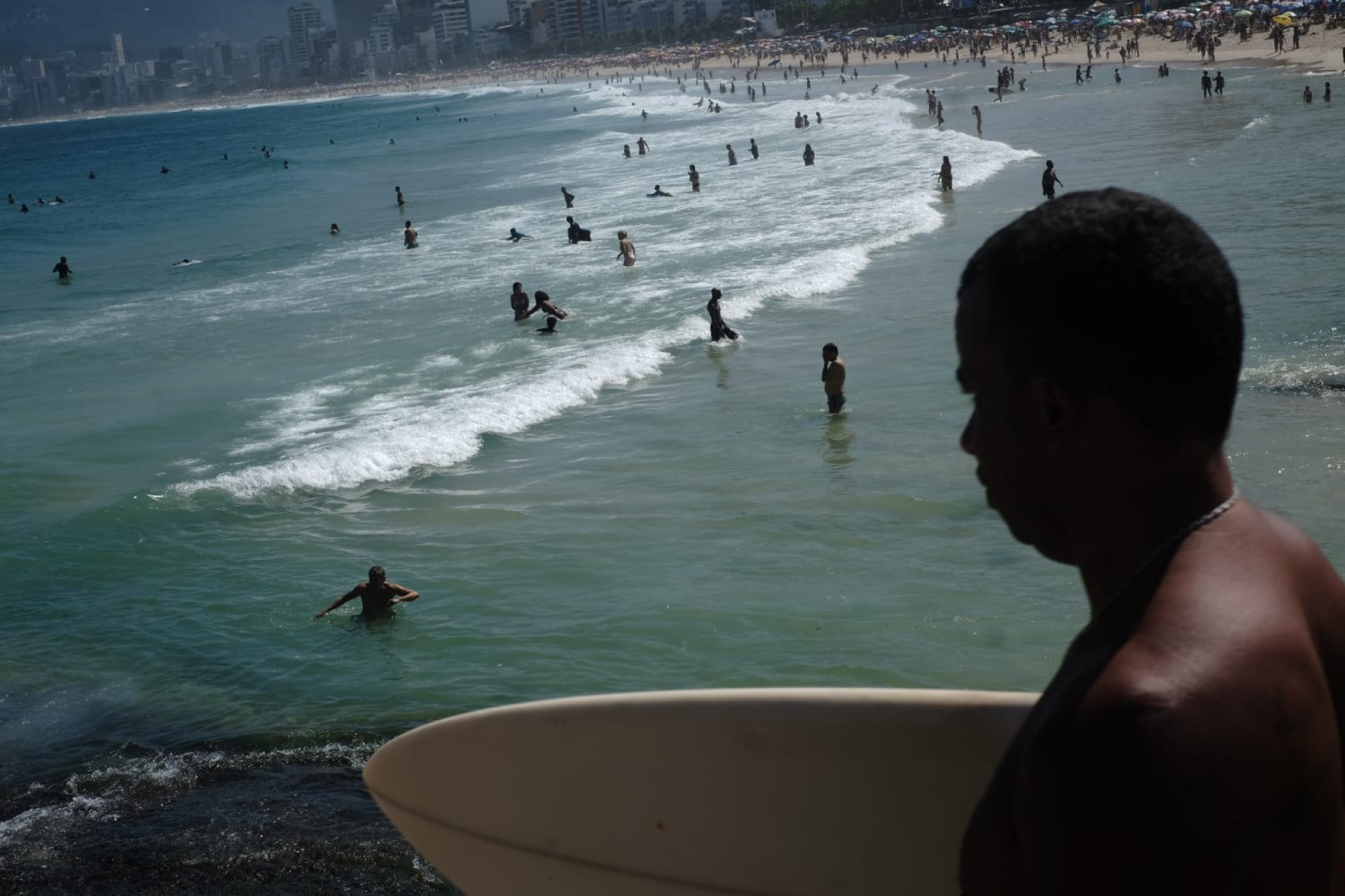 Muitos surfistas aproveitaram as ondas da Praia do Arpoador - Pedro Ivo / Agência O Dia