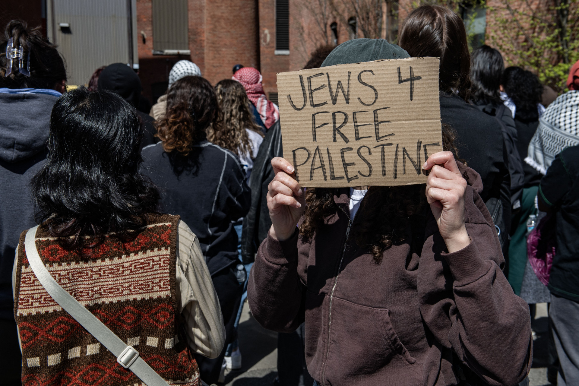 Protesto pró-palestina em univeridade de Boston, nos EUA, no sábado (27) - Joseph Prezioso / AFP