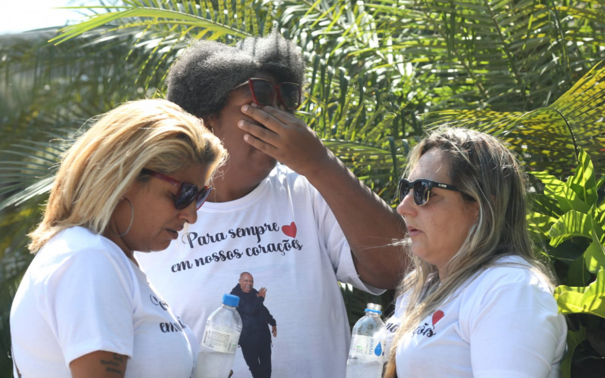 Fãs emocionadas em velório do Anderson Leonardo