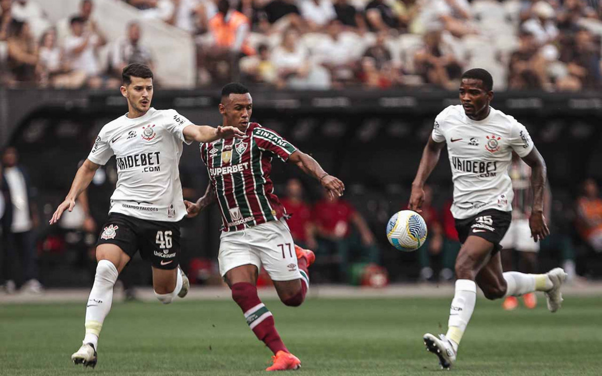 Wesley faz dois golaços e Corinthians arrasa Fluminense