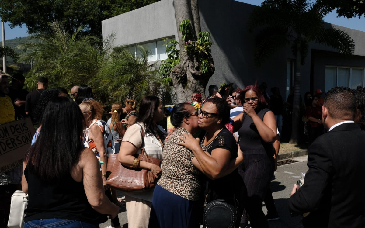 Fãs fazem fila para entrar na capela onde Anderson Leonardo é velado