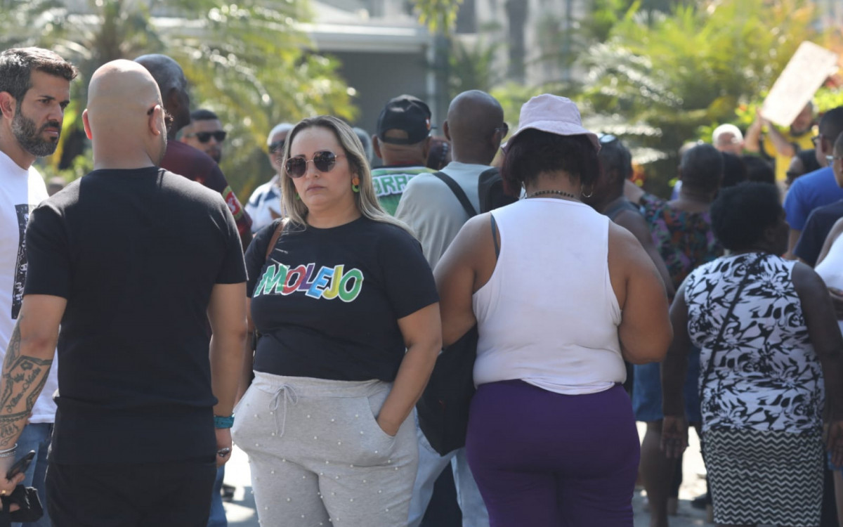 Fã veste camisa do grupo Molejo