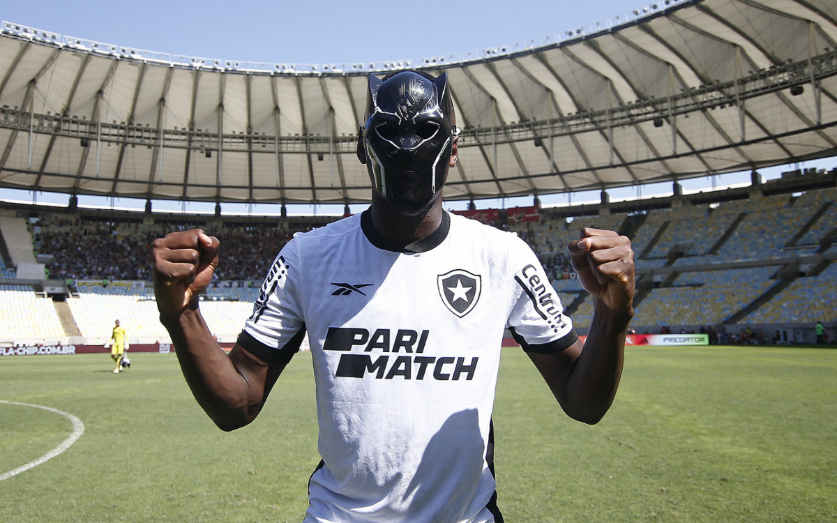 Luiz Henrique comemorou o gol com a máscara do herói Pantera Negra, em vitória do Botafogo