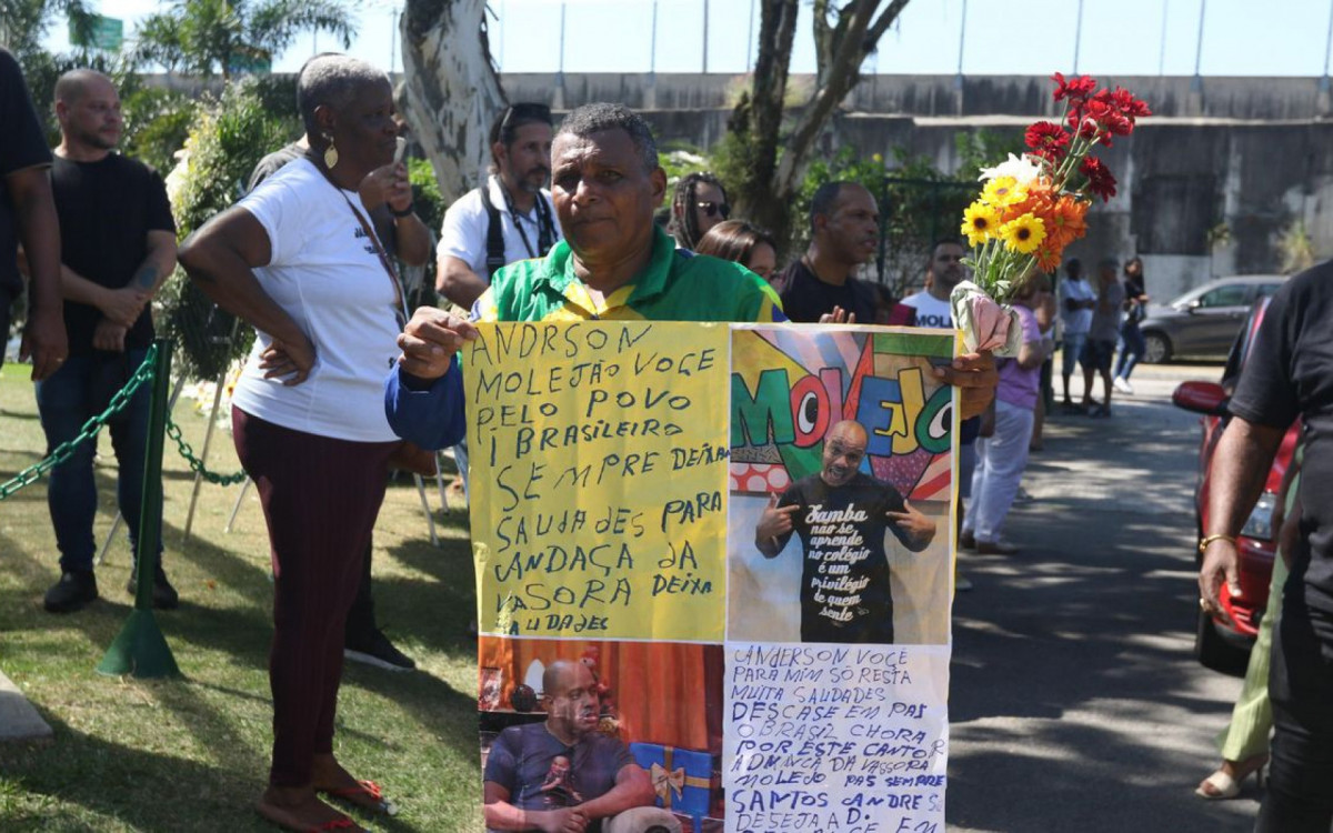 Amigos e familiares se despendem de Anderson Leonardo no Rio