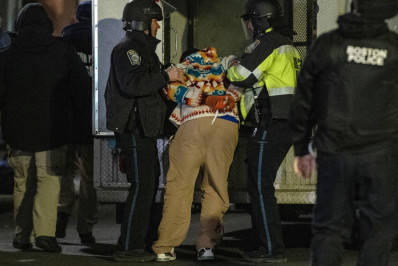 Polícia detém manifestantes pró-palestinos em universidades de Boston e Arizona