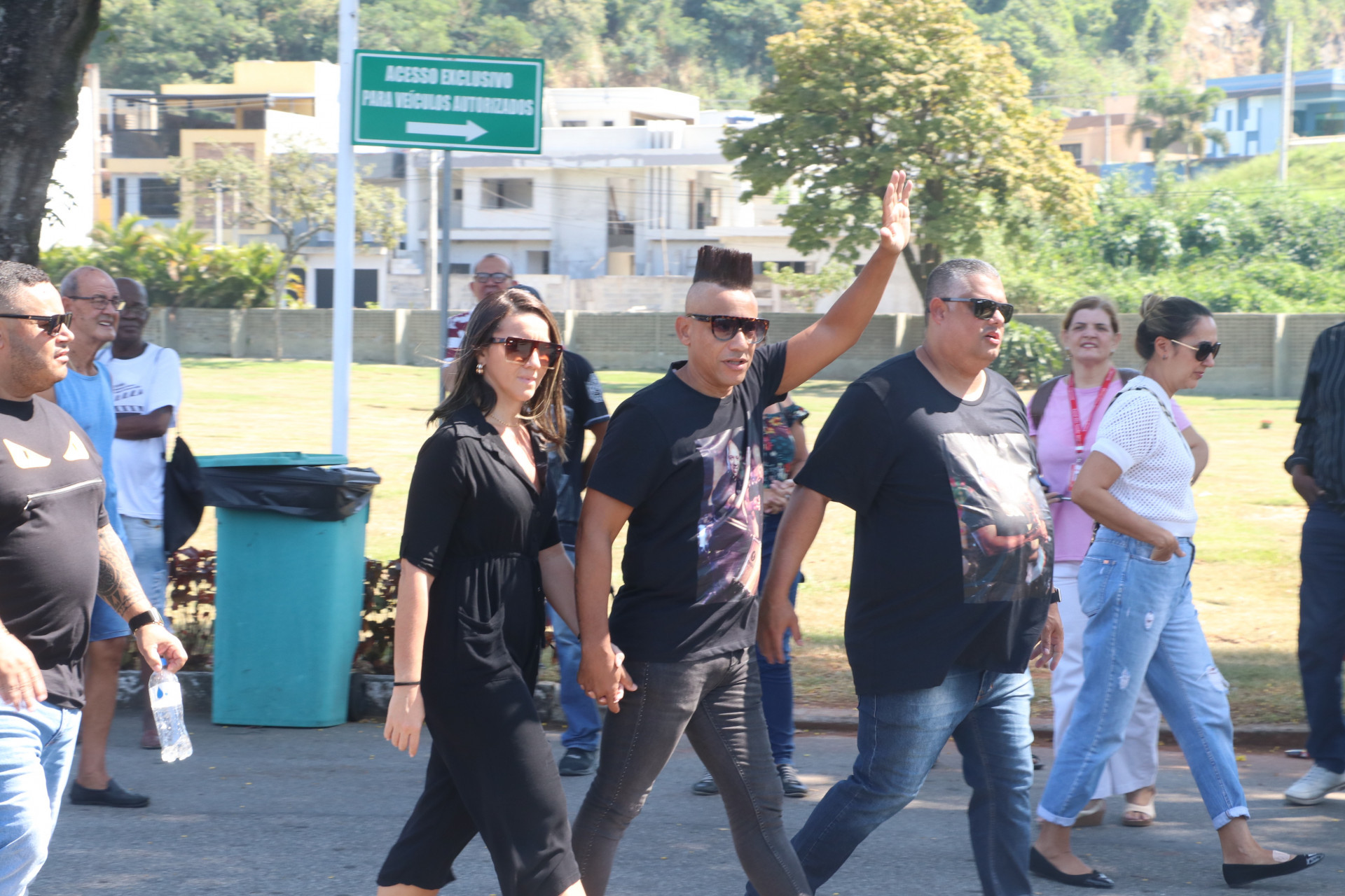 Claumirzinho, do Molejo, esteve no velório de Anderson Leonardo junto com a esposa - AgNews