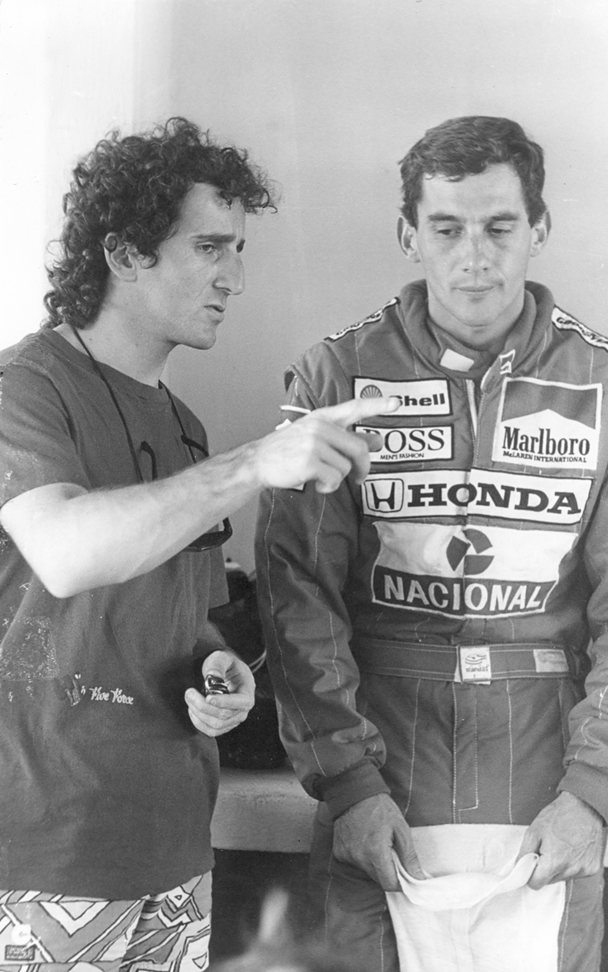 Ayrton Senna e Alain Prost conversam no box da McLaren