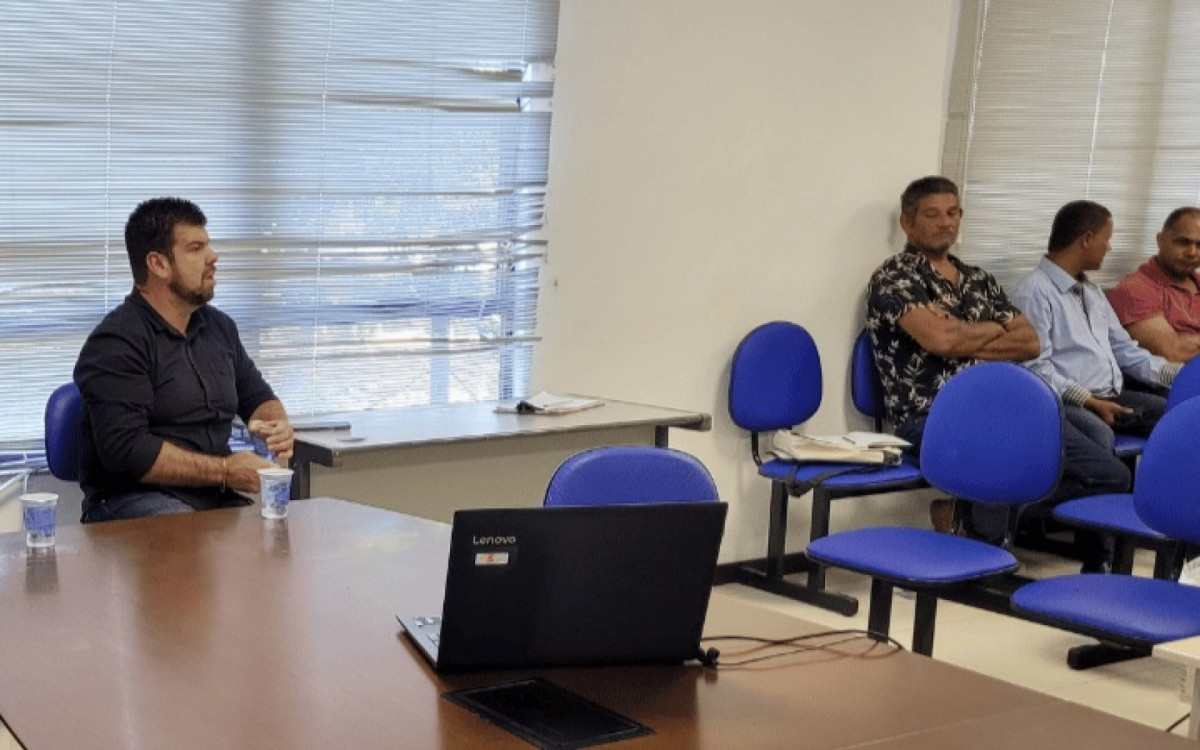 Reuni&atilde;o debateu a revis&atilde;o do processo de chamada p&uacute;blica para o credenciamento dos produtores rurais da agricultura familiar que fornecem itens para a merenda da rede municipal de Educa&ccedil;&atilde;o