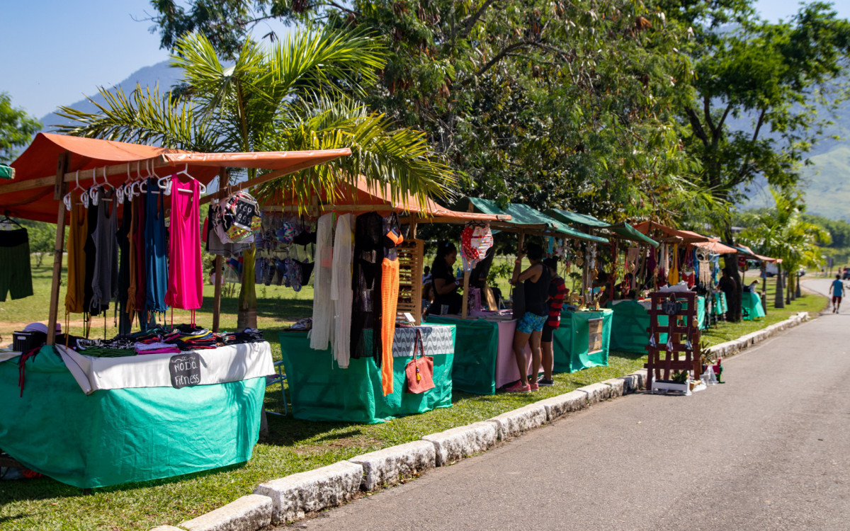 A feirinha do Parque contará com bijuterias, modo de reuso, produtos orgânico, artesanato, moda de reuso, plantas e produtos para jardinagem; além de lanches e bebidas, comercializadas nos quiosques. 