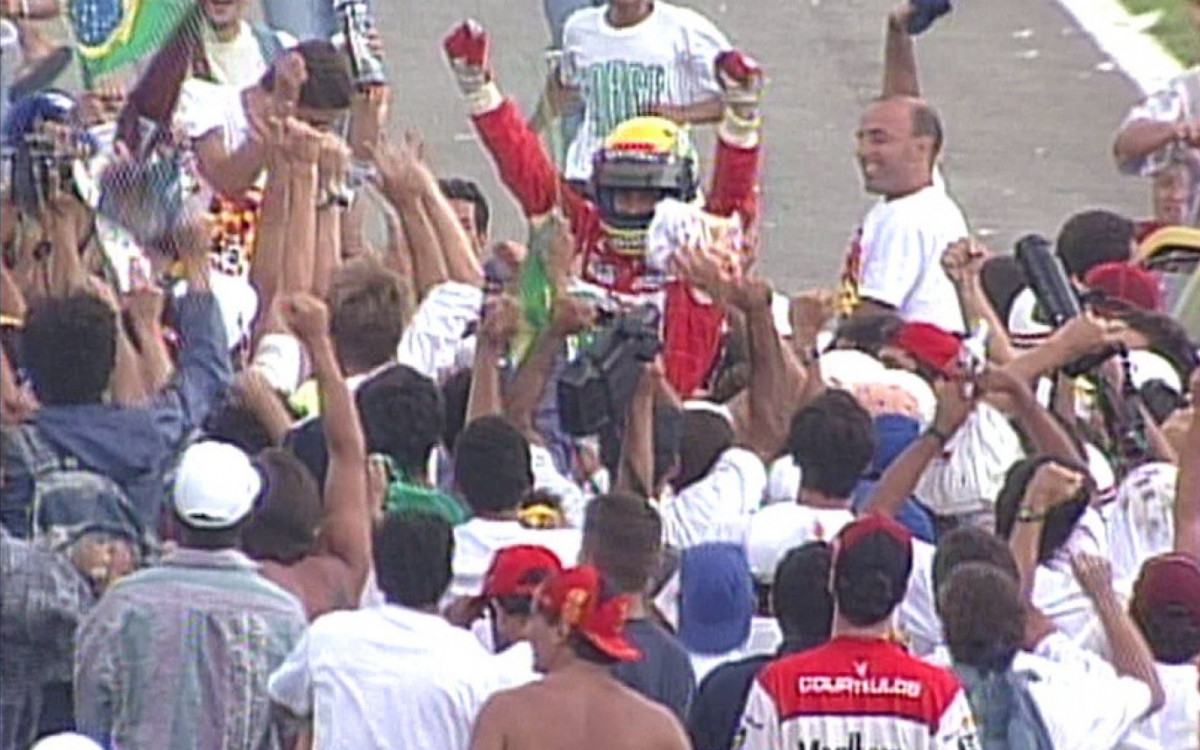 Após vencer o GP do Brasil de 1993, Ayrton Senna foi rodeado por torcedores brasileiros na pista de Interlagos