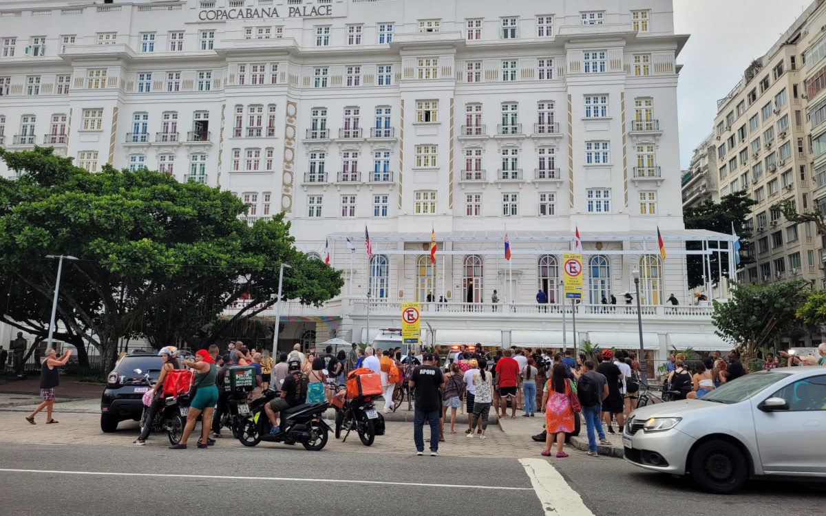 A calçada do Copacabana Palace ficou lotada após a chegada de Madonna