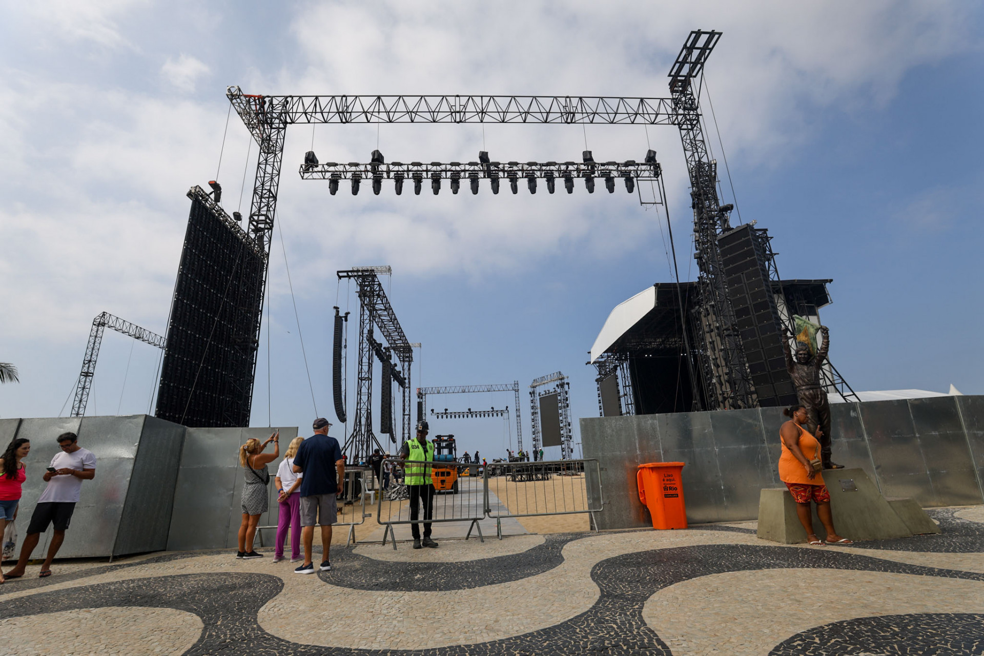 Movimentação no palco em Copacabana, nesta segunda-feira (29).
 - Renan Areias/Agência O Dia