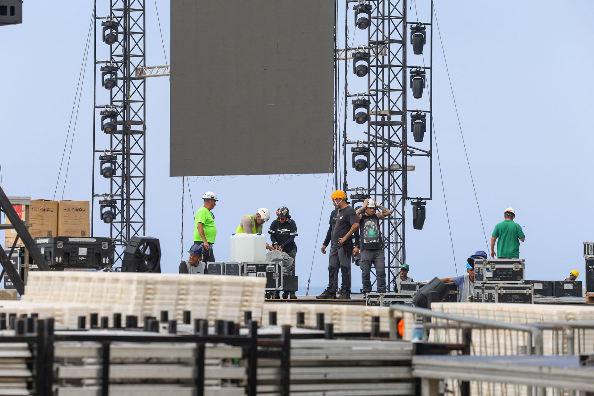 Palco sendo preparado para o show da cantora Madonna, em Copacabana. - Renan Areias/Agência O Dia