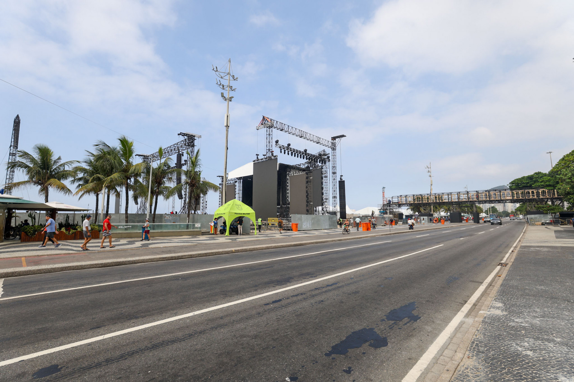 Movimentação no palco em Copacabana, nesta segunda-feira (29).
 - Renan Areias/Agência O Dia